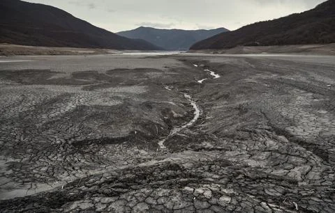 The once mighty river now runs shallow, uncovering its barren bed in newly Stock Photos