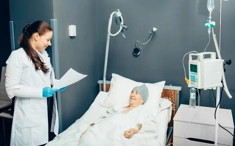 Oncologist looking at positive tests of an elderly patient in an oncologica.. Fotos de archivo