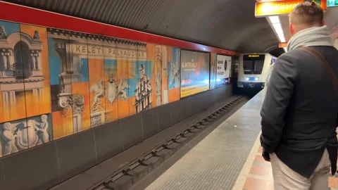 An oncoming subway train at the Budapest station in Hungary 库存影片 228633170
