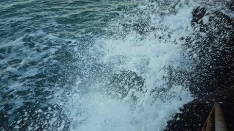 Onda del mare che si frange sugli scogli Stock Footage 148912176