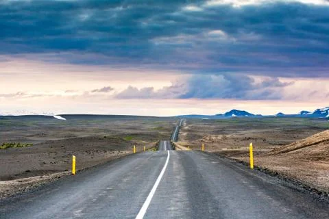 Ondulated and empty road in the sub-artic icelandic landscape Fotos Stock