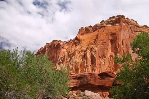 One of the big red cliffs in Fruita in Capitol Reef park Foto stock