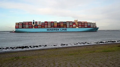 One of the biggest container ships entering rotterdam, Video stock 126004833