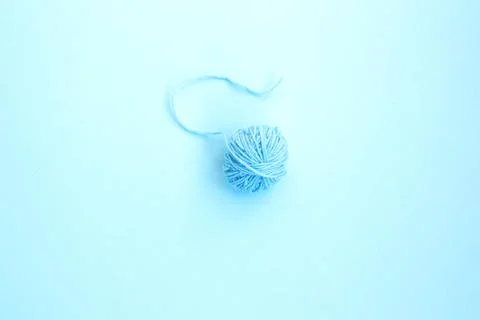 One blue ball of woolen thread on a light background Foto stock