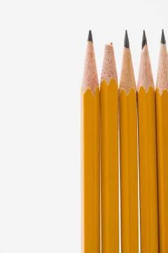 One broken pencil amongst sharp pencils Foto stock