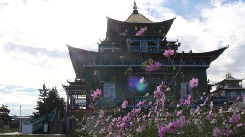 One of the buildings of the Buddhist temple complex Ivolginsky Datsan, Buryatia. Vídeos de archivo 284047509