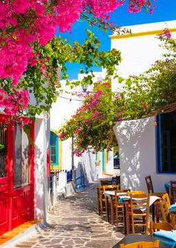 One of the cozy streets of Plaka town. Milos island, Greece Stock-Fotos