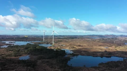 One damaged and one functioning windmill at Gismarvik wind park Norway - 動画素材 182000993