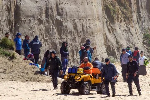 One dead, two missing in a paragliding accident in Sesimbra, Portugal - 09 Apr 2 Stock-Fotos