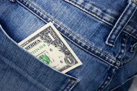 One Dollar bill in the back pocket of jeans. One buck in a denim pocket. Foto stock