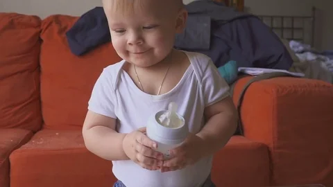 One ear old Baby drinking his bottle. 스톡 동영상 84778322