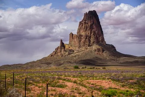 One of the first monuments seen in Monument Valley, northbound, Composition h Foto stock