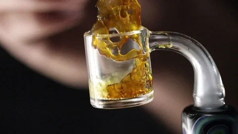 One Gram Dab of Nug Run Shatter Vídeos de archivo 86171636