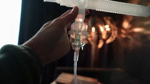 One hand holding Nebulizer assembly with liquid medication in nebulizer Stockbeeldmateriaal 118669077