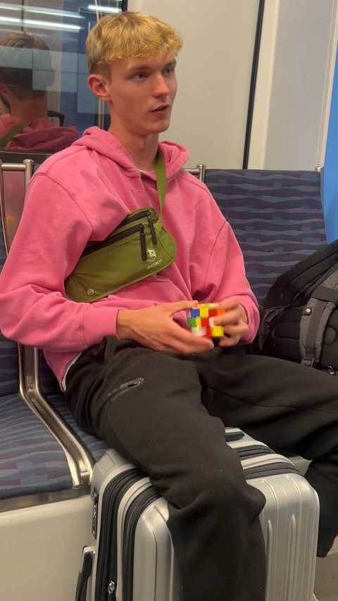 One Handed Rubik's Cube Master, Seattle, Washington, USA - 02 Jul 2025 库存影片 313907993