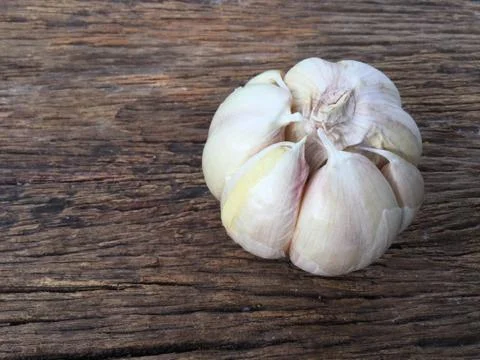 One hole garlic rustic style on wooden background. Foto stock