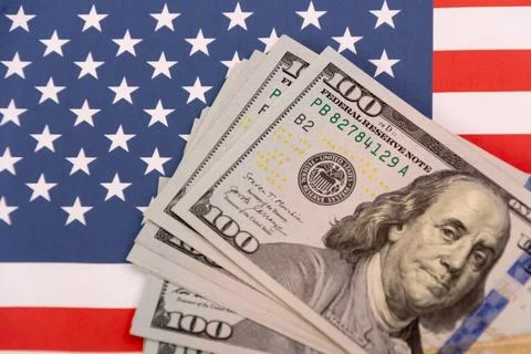 One hundred dollar bills on the background of US flag Foto stock