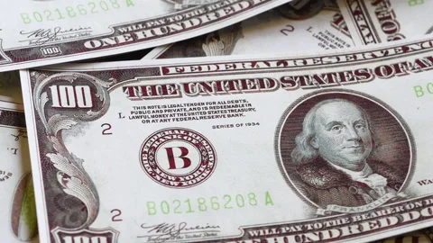 One hundred dollar bills with the portrait of Benjamin Franklin rotate. Stock Footage 212911331