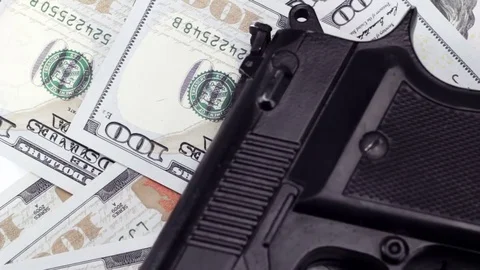 One hundred dollar bills under the gun, Criminal background Vidéo 82605128