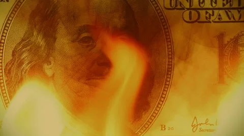 One hundred dollars burning. 4K UHD 2160p footage. Vídeos de archivo 56997529
