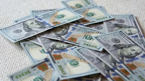 One hundred dollars falling 動画素材 81209956