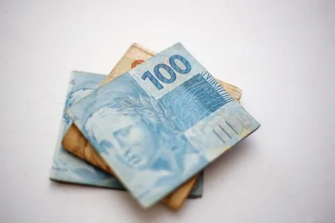 One hundred real notes and other denominations on the table Foto stock