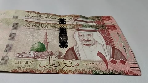 One hundred riyals banknote on financial background, symbolizing wealth manageme 库存影片 334043566