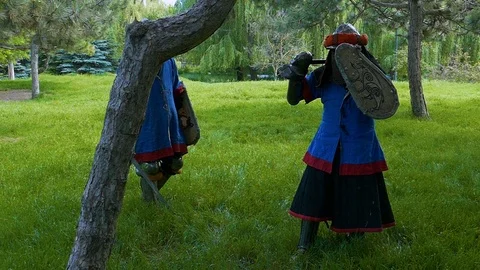 One knight shows another how to beat with a sword on a tree 스톡 동영상 122079962