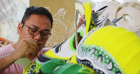One of the last paper dragon masters of Hong Kong, painting design onto hand mad Видео 201096443