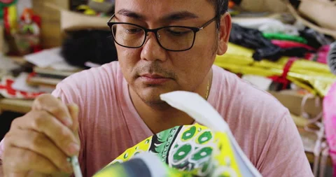One of the last paper dragon masters of Hong Kong, painting design onto hand mad Видео 201096923