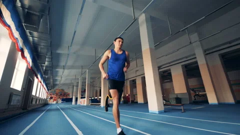 One man with artificial leg running on a track, modern prosthesis. Stock Footage 105003990