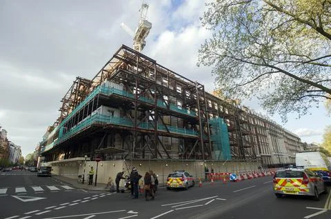 One Man Is Killed After A Partial Internal Building Collapse In Grosvenor Square Fotos de archivo