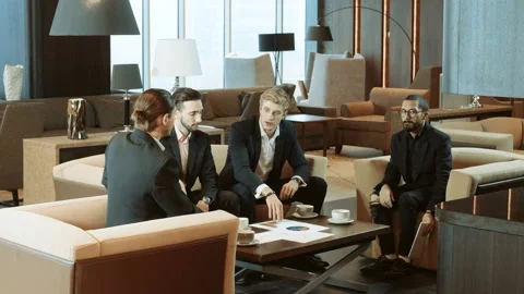 One man shaking hands to three businessmen after a business meeting. 4K 库存影片 89825386