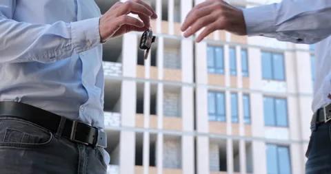 One man throws the keys to the apartment Vidéo 144841598