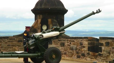 One O'Clock Gun being fired at Edinburgh Castle in Scotland. Video stock 52317173