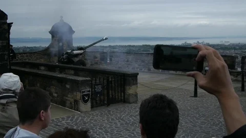 ONE OCLOCK GUN BEING FIRED 스톡 동영상 71659507