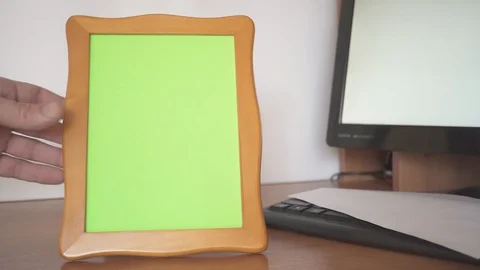 One photo frame on the table to replace the second. Vidéo 109561344