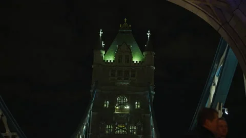 One of the pillars of the Tower Bridge, at night Vídeo Stock 217051190