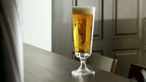 One pint of beer standing on the bar counter in a modern restaurant. 4K 库存影片 91077111