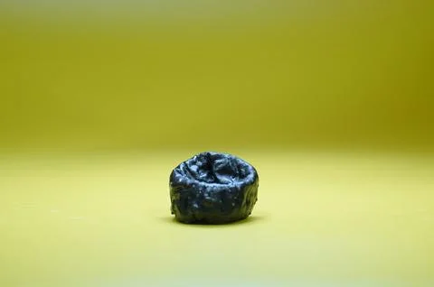 One prune on a yellow background, a low shooting point Foto stock