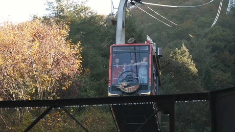 One of the red funicular going down in Kawaguchiko Tenjozan Park in Japan Video stock 126118525