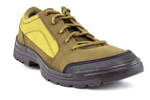 One right cheap yellow dense fabric hiking or hunting shoe isolated on white Stockfoto's