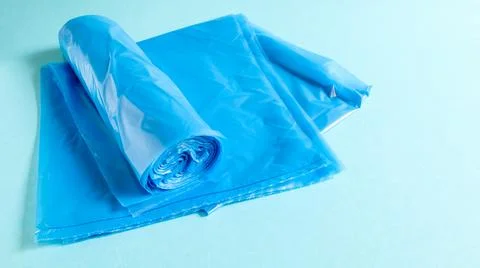 One roll of plastic garbage bags in blue on a blue background. Bags that ar.. 스톡 사진