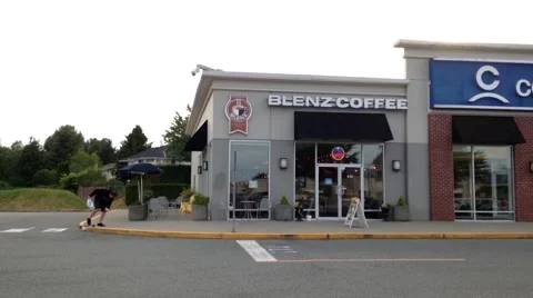 One side of Blenz Coffee in Pitt Meadows Canada. 스톡 동영상 53098213