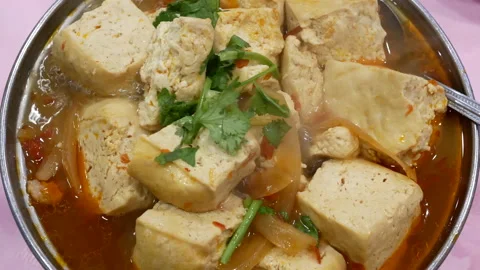 One side of hot pot with heavy steam inside Chinese restaurant 스톡 동영상 98677805