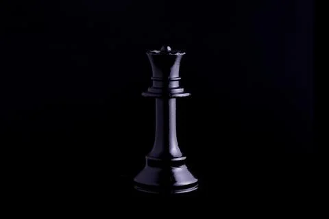 One side light on Black queen chess piece in black background Foto stock
