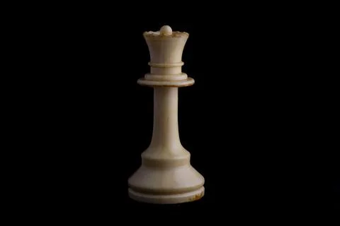 One side light on white queen chess piece in black background Foto stock