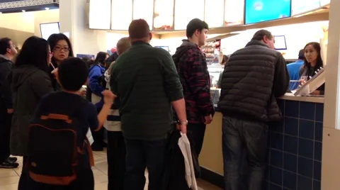 One side of people line up to order juice at orange julius store 스톡 동영상 54224429