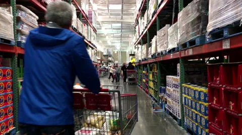 One side of people shopping inside Costco store with 4k resolution. 動画素材 67368509