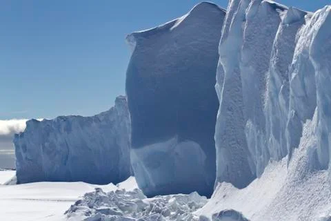 One of the sides of a small table iceberg frozen in antarctic waters Stock-Fotos